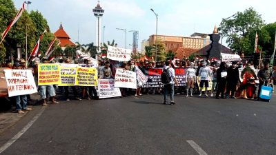 Ratusan Demonstran Serbu Pendapa Kudus dan Kantor Dinas Kesehatan