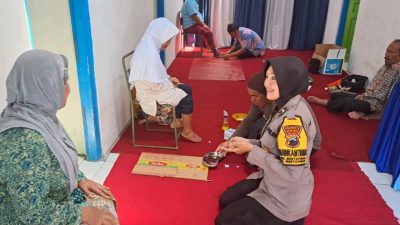 Bhabinkamtibmas Polsek Mertoyudan Dampingi Jamaah Sedekah Subuh Ikuti Pengobatan Gratis