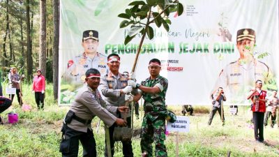 Komitmen Lestarikan Negeri, Polresta Magelang Lakukan Penanaman Pohon di TNGM
