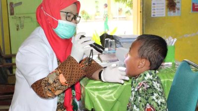 Tim Puskesmas Balangnipa Lakukan Pemeriksaan Kesehatan Peserta Didik MIN 2 Sinjai