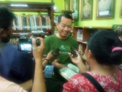 Hari Ketiga di Kantor Baru, Samani Intakoris  Ajak Seluruh Karyawan Arpusda Bersih Lingkungan