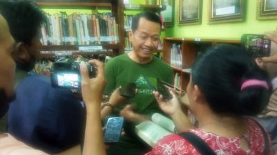 Hari Ketiga di Kantor Baru, Samani Intakoris  Ajak Seluruh Karyawan Arpusda Bersih Lingkungan