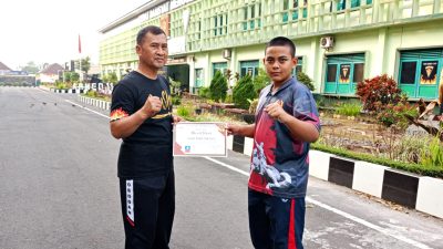 Akbar Ridho Hartono Terima Penghargaan dari Zam-Zam Boxing Camp Grobogan
