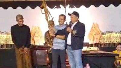 Kades Tanjungrejo Bersama Pemilik PO Hariyanto Gelar Wayang Kulit