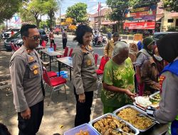 Peringati Hari Lalulintas Bhayangkara Ke-68, Polantas Polres Magelang Kota Gelar Baksos Makan Gratis