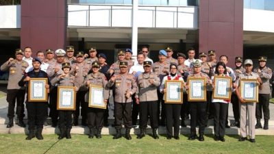 7 Personel Polri Berprestasi Terima Penghargaan dari Kapolda Jateng