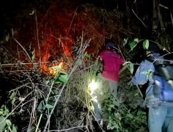 Bersama Petugas Gabungan, Personel Polsek Kaliangkrik Berjibaku Jinakkan Api di Lahan RPH Temanggal