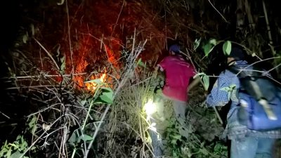 Bersama Petugas Gabungan, Personel Polsek Kaliangkrik Berjibaku Jinakkan Api di Lahan RPH Temanggal
