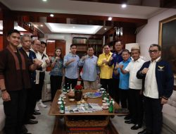 Prabowo dan Gibran Kompak Kenakan Kemeja Biru Muda dengan Pin Bendera Merah Putih Berkibar ke GBK
