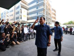 Prabowo-Gibran Jalani Tes Kesehatan Bersama di RSPAD, Pose Berpegangan Tangan