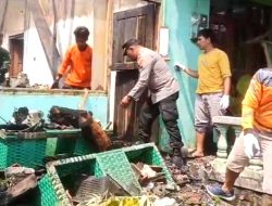Polsek dan Koramil Sawangan Bersama Relawan Bersihkan Rumah Pasca Terbakar di Krogowanan