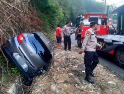 Diduga Rem Blong, Sebuah Mobil Alami Kecelakaan Tunggal