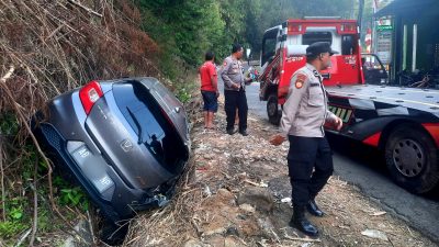 Diduga Rem Blong, Sebuah Mobil Alami Kecelakaan Tunggal