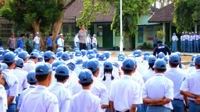 Pimpin Upacara di SMA Negeri 1 Mertoyudan, Kapolresta Magelang Tekankan Hal Ini Kepada Siswa