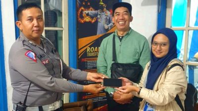 Berkat Bantuan Polisi, Seorang Warga Temukan Kembali Iphone Miliknya yang Hilang