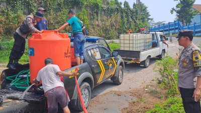 Polsek Sawangan dan MDMC Unimma Distribusikan 7.400 Liter Air Bersih di Babadan