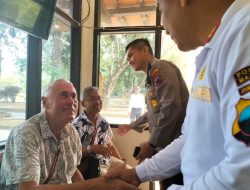 Wisman Jatuh Terpeleset di TWCB, Dengan Sigap Kasubbid Audit Baharkam Mabes Polri Berikan Pertolongan