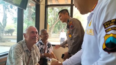 Wisman Jatuh Terpeleset di TWCB, Dengan Sigap Kasubbid Audit Baharkam Mabes Polri Berikan Pertolongan