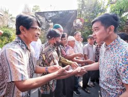 Kunjungi Pengrajin Tembaga di Boyolali Gibran Disuguhi Pisang Godok dan Lempeng