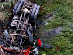 Diduga Rem Tak Berfungsi, Truk Tangki Meluncur Masuk Jurang di Semarang