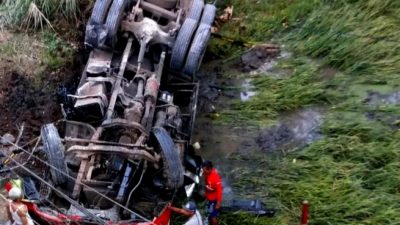 Diduga Rem Tak Berfungsi, Truk Tangki Meluncur Masuk Jurang di Semarang