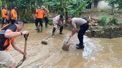Personel Polres Kudus dan Petugas Gabungan Bersihkan Material Banjir Bandang di Wonosoco