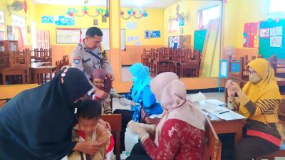 Polsek Ambarawa Beri Pendampingan Imunisasi di SDIT Ar Rohmah