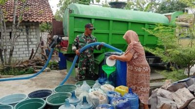 Anggota Kodim 0720/Rembang, Babinsa Selopuro Lasem Distribusikan Air Bersih dari SARINE