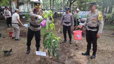 Sinergitas Polri Dengan Kemenko PMK, Polresta Magelang Tanam 700 Pohon Buah