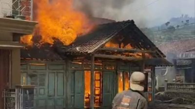 Diduga Teledor Matikan Api Tungku, Rumah Warga Wonoroto Windusari Ini Habis Terbakar