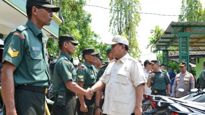 Kunker ke Tuban, Menhan Prabowo Serahkan Bantuan 153 Unit Sepeda Motor untuk TNI-Polri