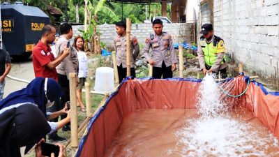 Gunakan AWC, Polres Blitar Kota Bantu Salurkan Air Bersih ke Masyarakat