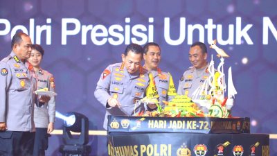 Kapolri Beri Dua Hadiah untuk Divisi Humas PolriKepolisian t