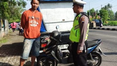 Cegah Kemacetan, Anggota Polres Salatiga Atur Lalulintas di Pasar Tiban