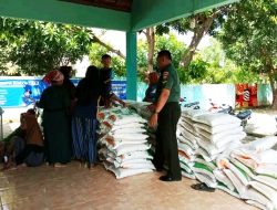 Babinsa Koramil 09/ Pamotan Kawal Penyaluran Bantuan Beras di Desa Bamban