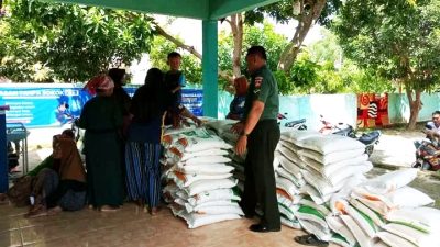 Babinsa Koramil 09/ Pamotan Kawal Penyaluran Bantuan Beras di Desa Bamban