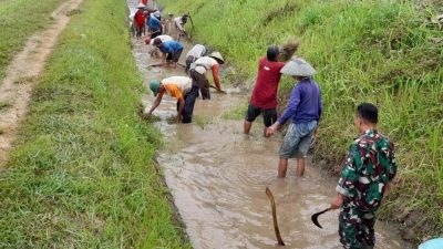 Babinsa Pegalongan Patikraja Bantu Petani Bersihkan Saluran Irigasi