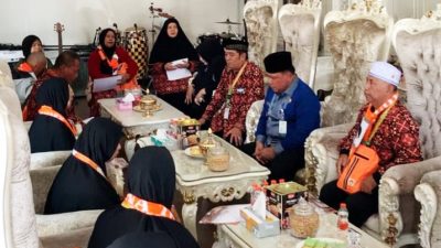Kedatangan Jamaah Umroh, Rumah Dinas Wabup Kendal Dilingkupi Suasana Haru