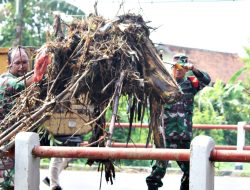 Personel Kodim 0722/ Kudus Susuri Sungai Bersihkan Sampah