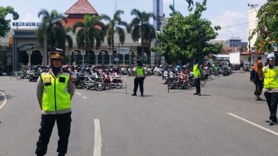 Polki Salat Jumat, Polwan Kudus Laksanakan Patroli dan Jaga Sekitar Masjid