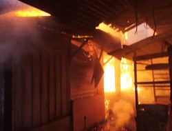 Diduga Akibat Korsleting, Sejumlah Kios di Pasar Pucang Terbakar
