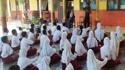 Babinsa Koramil 0808/03 Kanigoro Ajak Disiplin Pelajar SD