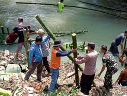 Babinsa Kejawang Bantu Warga Perbaiki Tanggul Sungai