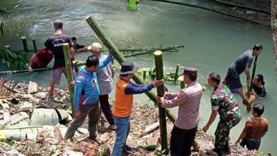Babinsa Kejawang Bantu Warga Perbaiki Tanggul Sungai