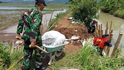 Anggota Koramil 17/Adimulyo Bantu Masyarakat Perbaiki Tanggul Sungai