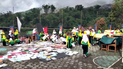 Pasca Gedung Sekolah Diterjang Hujan Angin, Para Siswa Jemur Buku