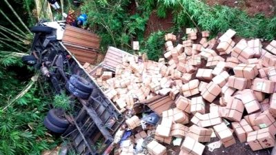 Truk Bermuatan Logistik Pemilu Terguling ke Jurang di Jambu Semarang
