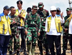Danrem 073/Makutarama Dampingi Menteri PUPR Tinjau Perbaikan Tanggul