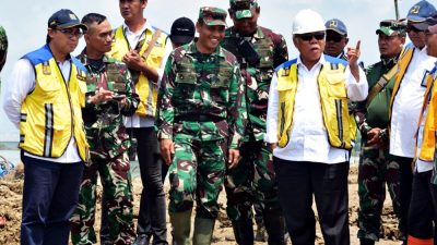 Danrem 073/Makutarama Dampingi Menteri PUPR Tinjau Perbaikan Tanggul