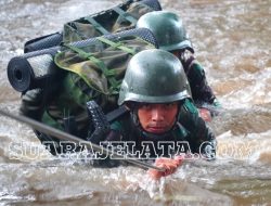 Prajurit Yonarmed 11/GG/2/2 Kostrad Laksanakan Penyeberangan Basah
